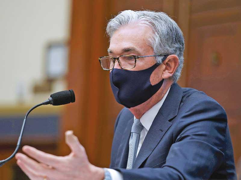 رئيس «الفدرالي» الأميركي جيروم باولخلال مؤتمر صحافي افتراضي عقب اجتماع لجنة السوق المفتوحة   (رويترز)