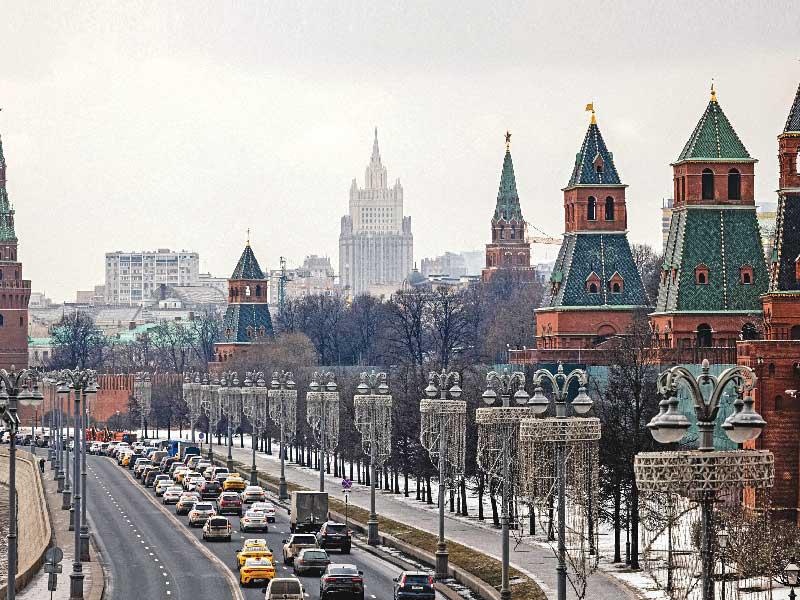 أبراج الكرملين ومبنى وزارة الخارجية الروسية كما بدت أمس  (أ ف ب)