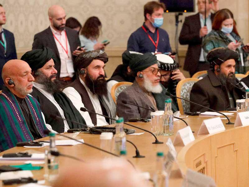 الرئيس الأفغاني السابق حامد كرزاي  والشريك المؤسس لحركة طالبان الملا عبد الغني بارادار  يحضران مؤتمرا دوليا حول أفغانستان حول الحل السلمي للصراع في موسكو