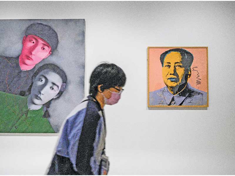 زائر ينظر إلى صورة ماوتسي تونغ الشهيرة للفنان الأميركي الرحل اندي ورهول في متحف هونغ كونغ أمس (أ ف ب) 