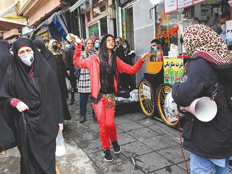 إيرانيون يحتفلون بالعام الجديد في طهران أمس الأول     (رويترز) 