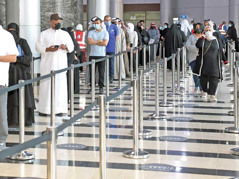 جانب من الإقبال على التطعيم ضد «كورونا»