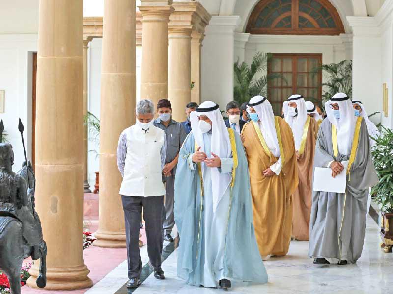  وزير الخارجية وزير الدولة لشؤون مجلس الوزراء، الشيخ الدكتور أحمد الناصر ونظيره الهندي خلال الزيارة