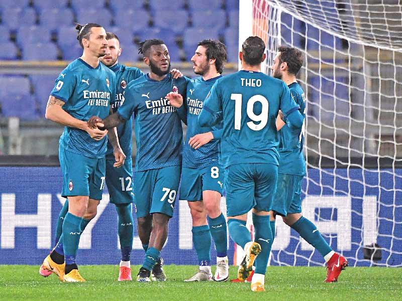 لاعبو ميلان خلال مباراة سابقة