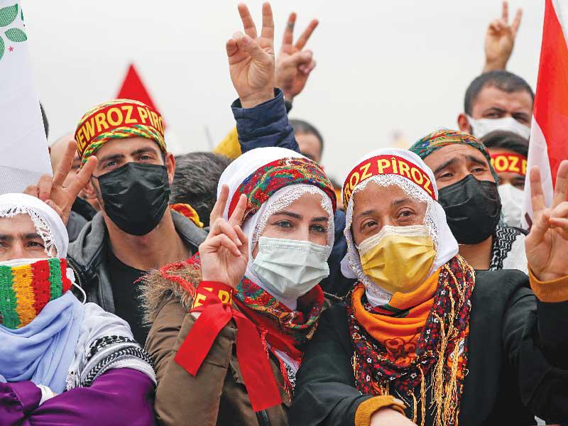 أكراد يحتفلون بعيد النوروز في اسطنبول أمس (رويترز)