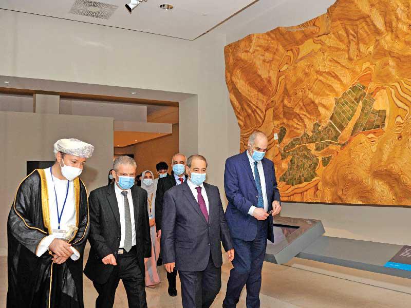 وزير الخارجية السوري فيصل المقداد يزور المتحف الوطني في العاصمة العمانية أمس (أ ف ب) 