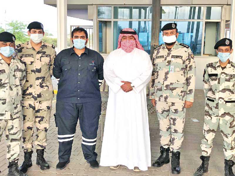  وزير الداخلية، الشيخ ثامر العلي متفقدا أحد المراكز خلال الجولة