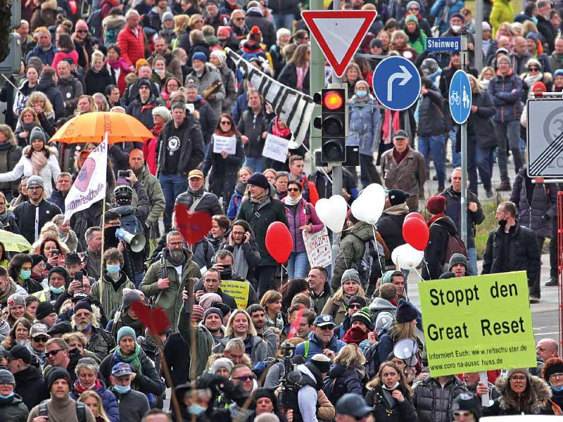 ألمان يتظاهرون في مدينة كاسيل احتجاجاً على قيود «كورونا» أمس            (أ ف ب)