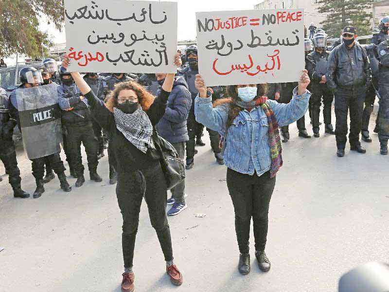 محتجون في شارع الحبيب بورقيبة الرئيسي وسط العاصمة تونس تطالب بحل البرلمان امس