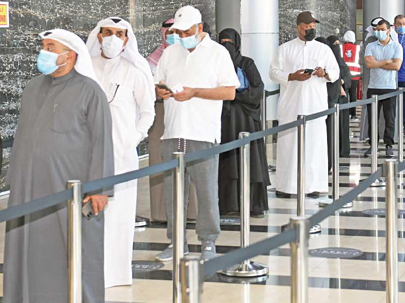 جانب من الإقبال على التطعيم ضد «كورونا»