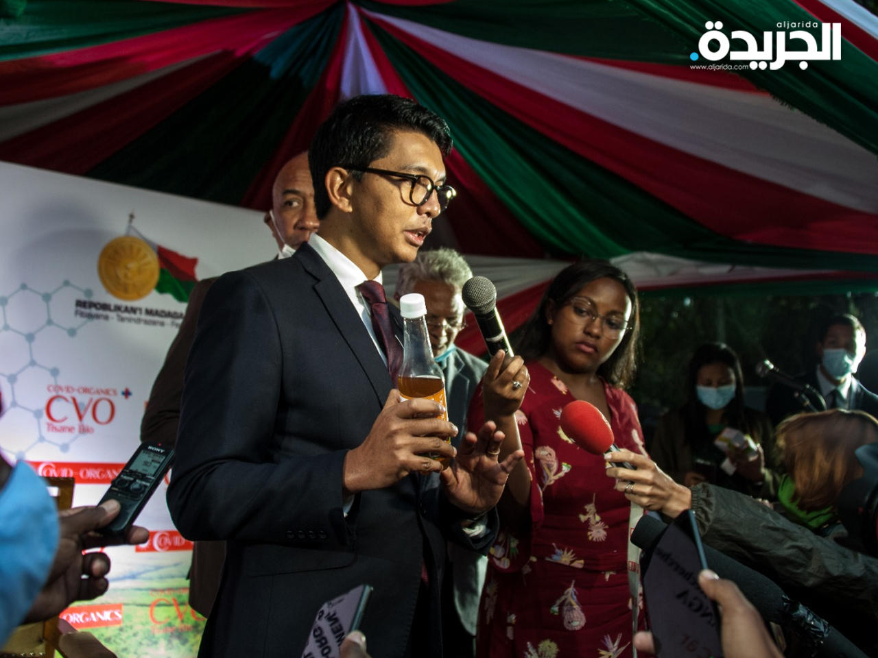 أندريه راجولينا يشرب الشاي العشبي المعروف بـ «سي في أو»