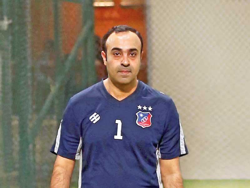  نائب رئيس جهاز الكرة في نادي الكويت عادل عقلة