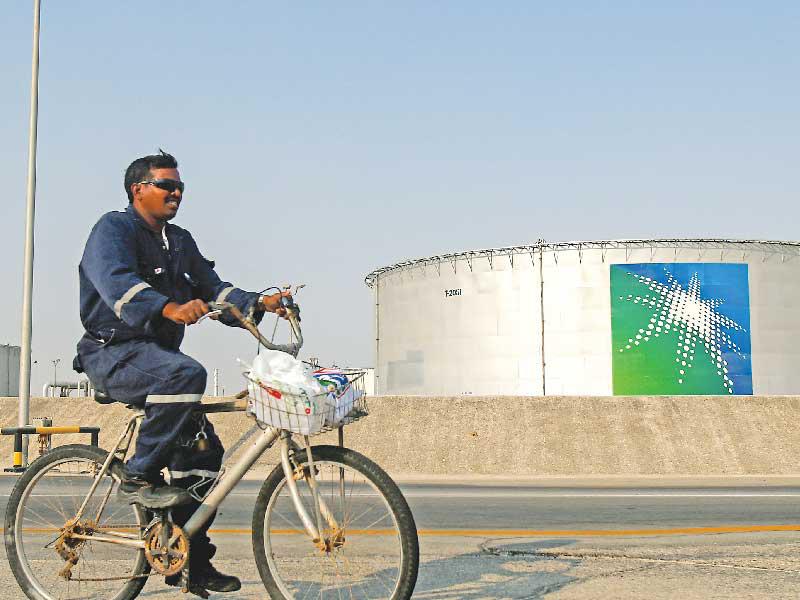 عامل على دراجة هوائية في إحدى منشآت أرامكو في ابقيق t(رويترز)