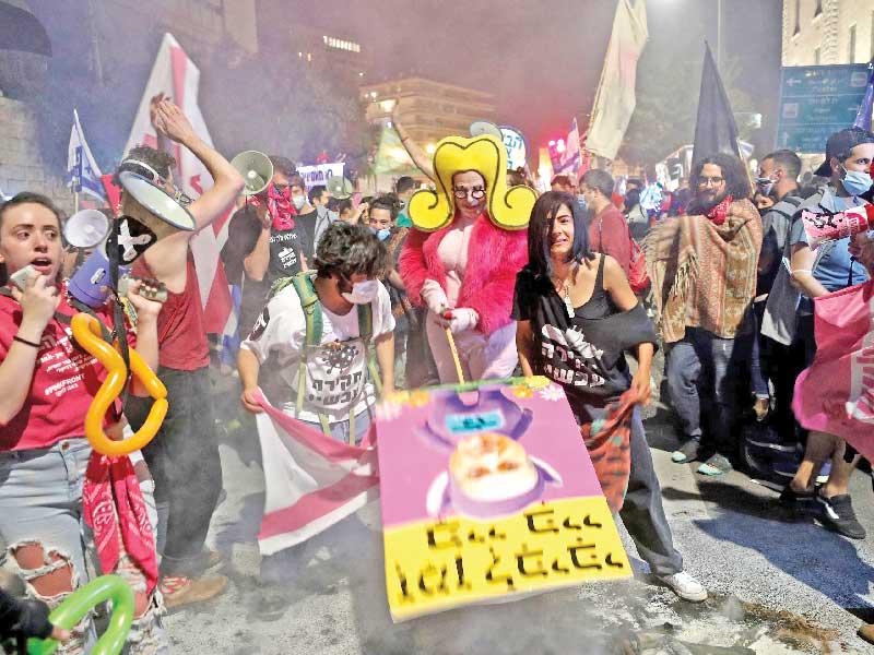 جانب من أكبر تجمع مناهض لنتنياهو أمام منزله في القدس أمس (أ ف ب)