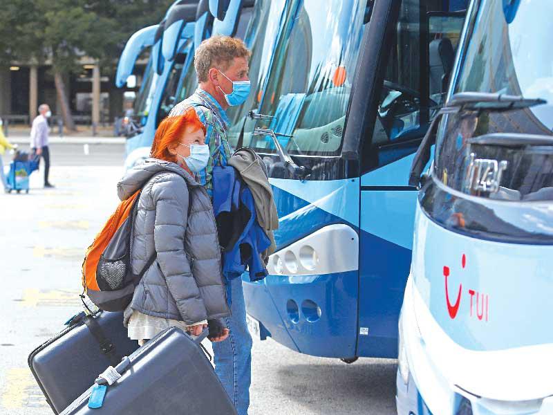 سياح ألمان في مطار بالما ماللوركا في إسبانيا أمس (رويترز)