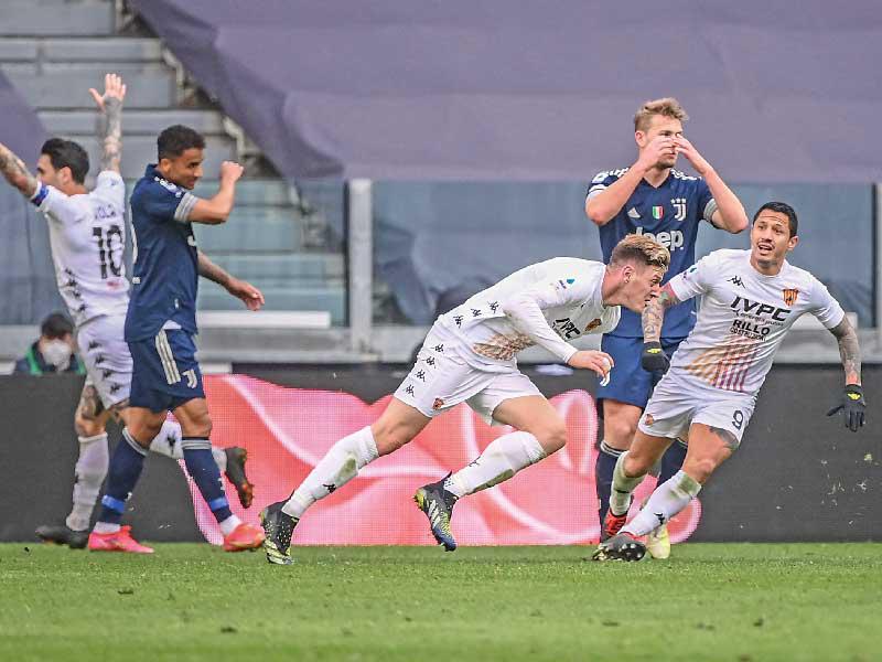 أدولفو نجم بينفينتو يحتفل بهدفه