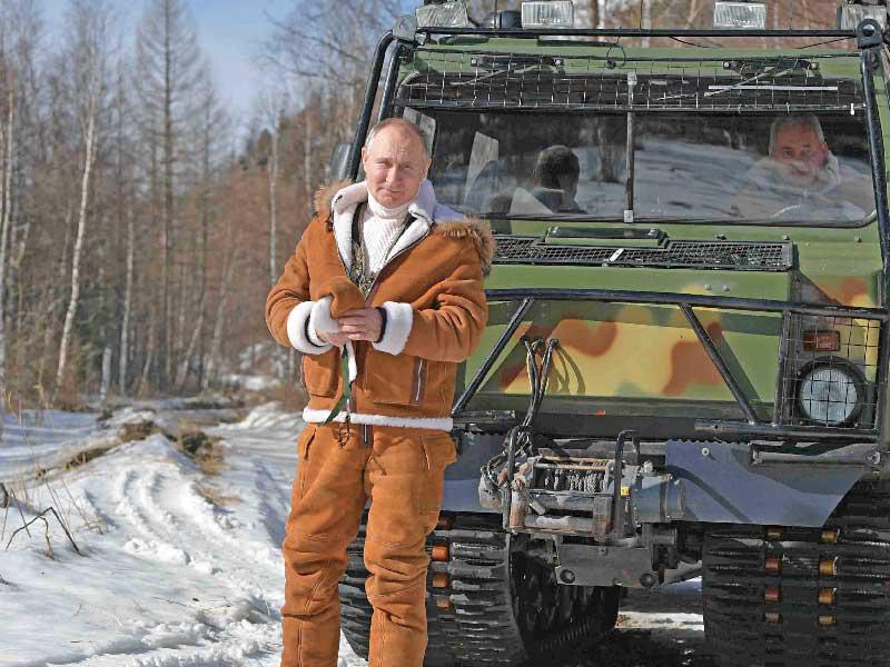 الرئيس الروسي فلاديمير بوتين امام مركبة رباعية الدفع وتنزه في الثلوج بصحبة وزير الدفاع سيرغي شويغو