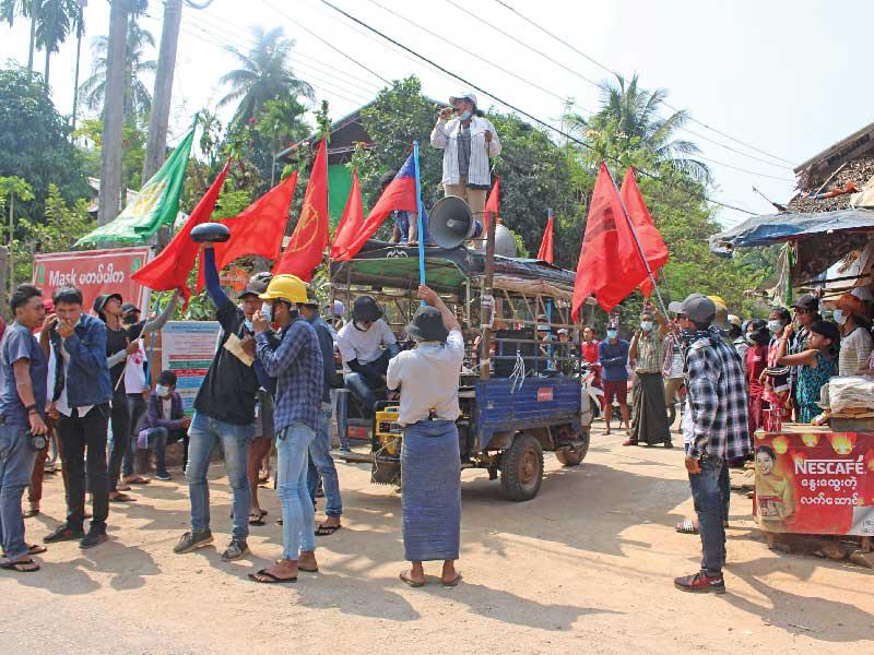 متظاهرون مؤيدون للديمقراطية في ميانمار