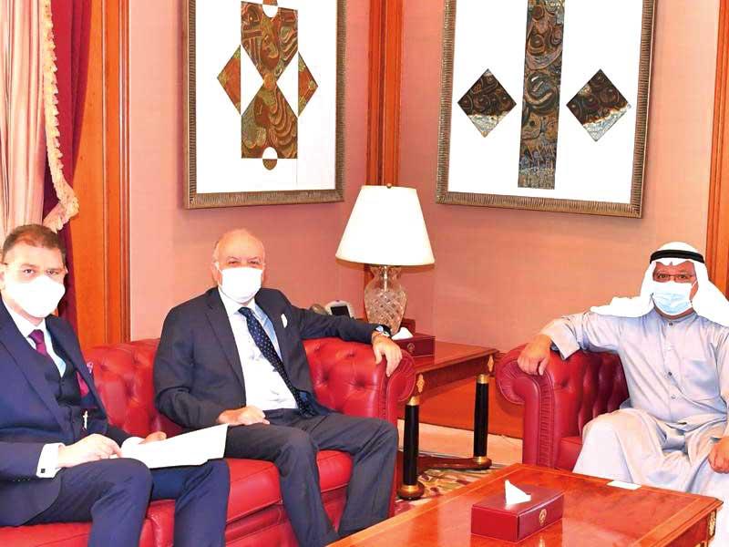  وزير شؤون الديوان الأميري الشيخ علي الجراح مستقبلاً سفير اليونان أمس