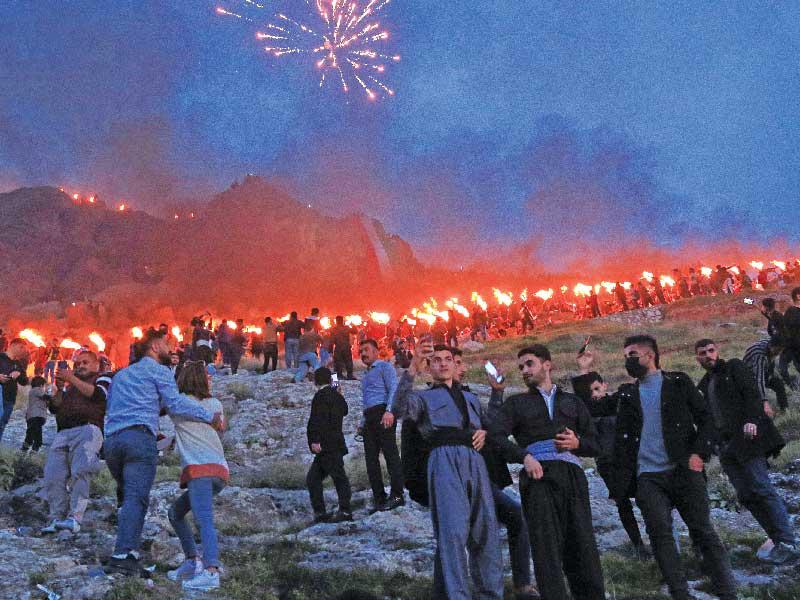 أكراد عراقيون يحتفلون بـ «النوروز» في دهوك مساء أمس الأول (رويترز)