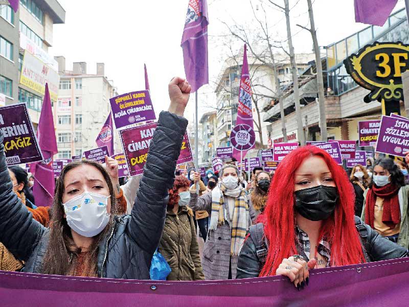 تركيات يتظاهرن في أنقرة أمس احتجاجاً على انسحاب إردوغان من اتفاقية حماية المرأة (أ ف ب)n