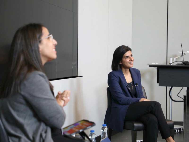 غادة خلف مديرة الاستشارات الاستثمارية في شركة آسيا للاستثمار متحدثة خلال المحاضرة