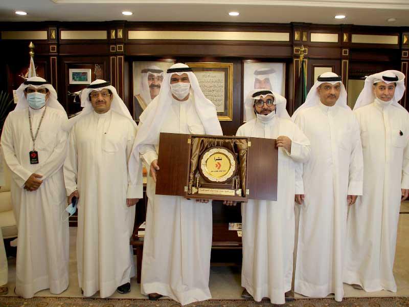 جانب من تكريم رئيس الطيران المدني، الشيخ سلمان الحمود