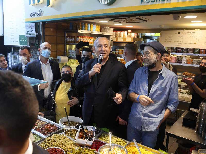 رئيس الوزراء بنيامين نتنياهو متحدّثاً في سوق محني يهودا بالقدس أمس     (أ ف ب)