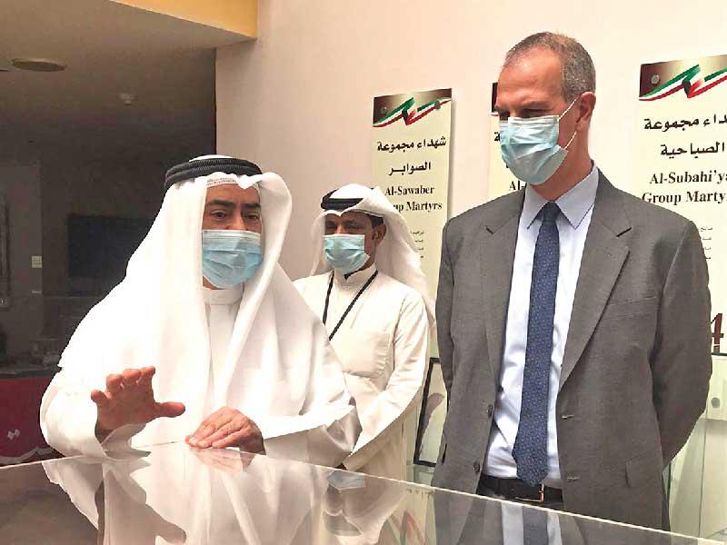 السفير الكندي لويس بيير إيموند مع الأمين العام للمجلس الوطني للثقافة والفنون والآداب كامل العبدالجليل