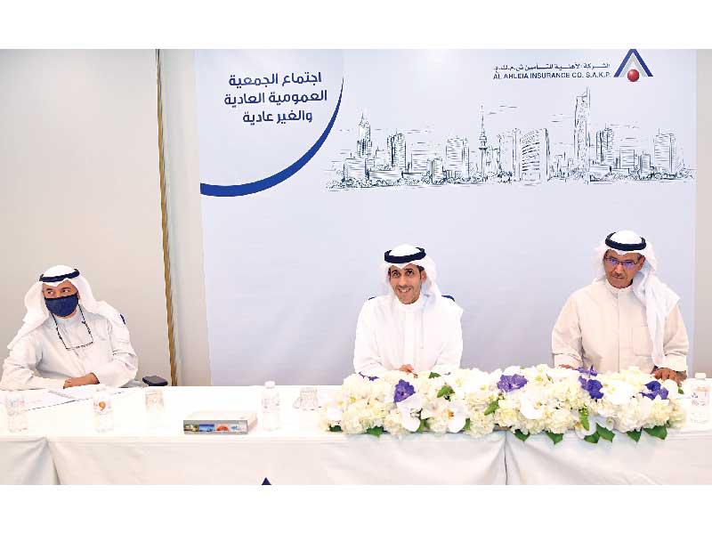 عضو مجلس الإدارة الرئيس التنفيذي في الشركة الأهلية للتأمين يوسف السعد مترئساً الجمعية العمومية