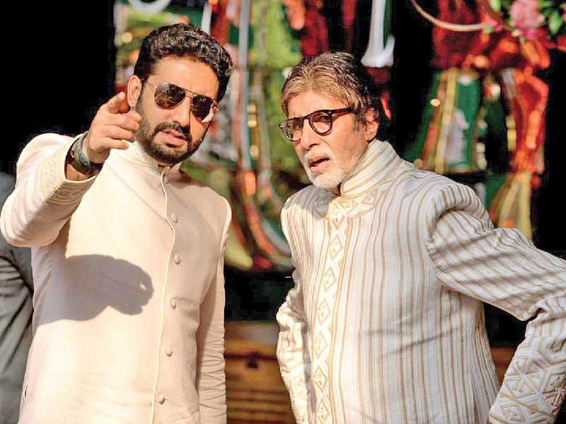 الممثل أميتاب باتشان وابنه