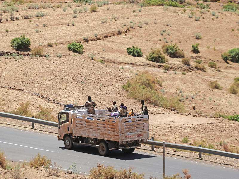 جنود إريتريون في شاحنة قرب مدينة آديغرات الإثيوبية         (رويترز)