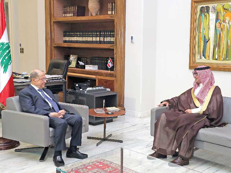 رئيس الجمهورية اللبنانية ميشال عون مستقبلاً سفير المملكة العربية السعودية لدى بيروت وليد البخاري في قصر بعبدا أمس (دالاتي ونهرا)