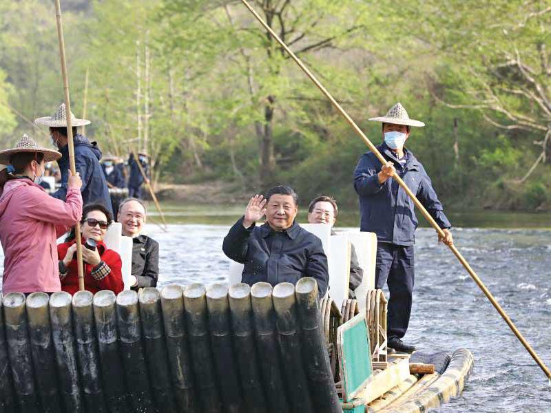 الرئيس الصيني شي جينبينغ يتفقد مزرعة الشاي في مقاطعة فوجيان شرقي الصين (شينخوا)
