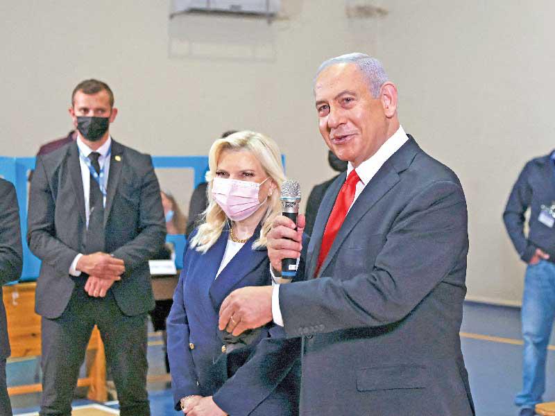 رئيس الوزراء الإسرائيلي بنيامين نتنياهو وعقيلته عقب التصويت في القدس أمس (أ ف ب)