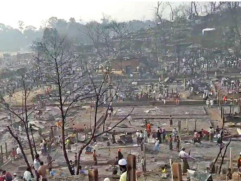 اندلاع حريق هائل في مخيم للاجئين الروهينغا بمنطقة كوكس بازار في بنغلادش