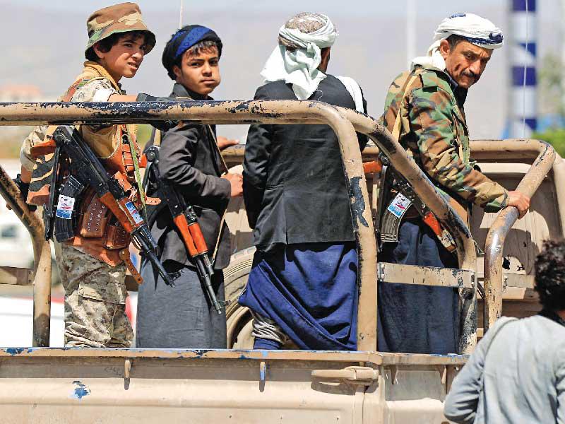 مقاتلون موالون للحوثيين بينهم أطفال في صنعاء أمس (أ ف ب)n