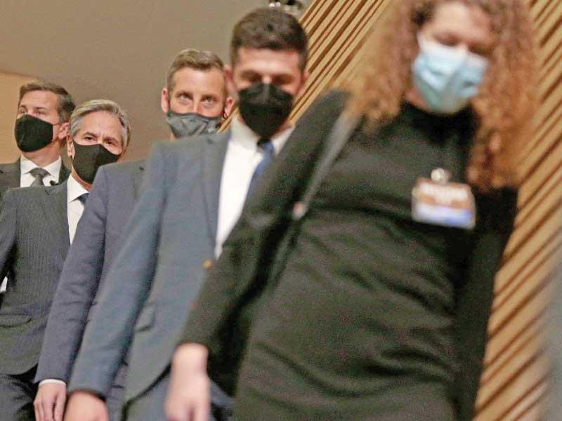 وزير الخارجية الأميركيي أنتوني بلينكن ومساعدوه قبيل مؤتمر صحافي بختام اجتماع الناتو في بروكسل أمس (أ ف ب)