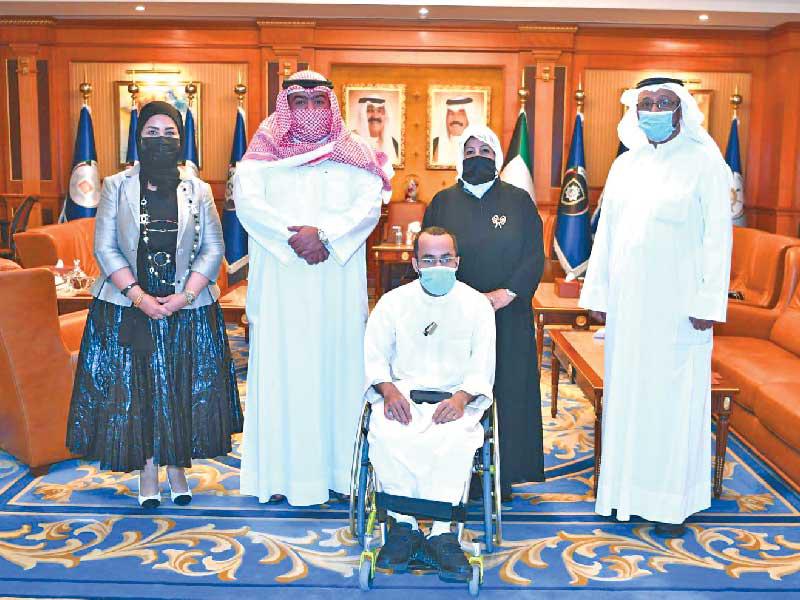 وزير الداخلية، الشيخ ثامر العلي  مستقبلاً إدارة وفد جمعية متابعة قضايا المعاقين أمس