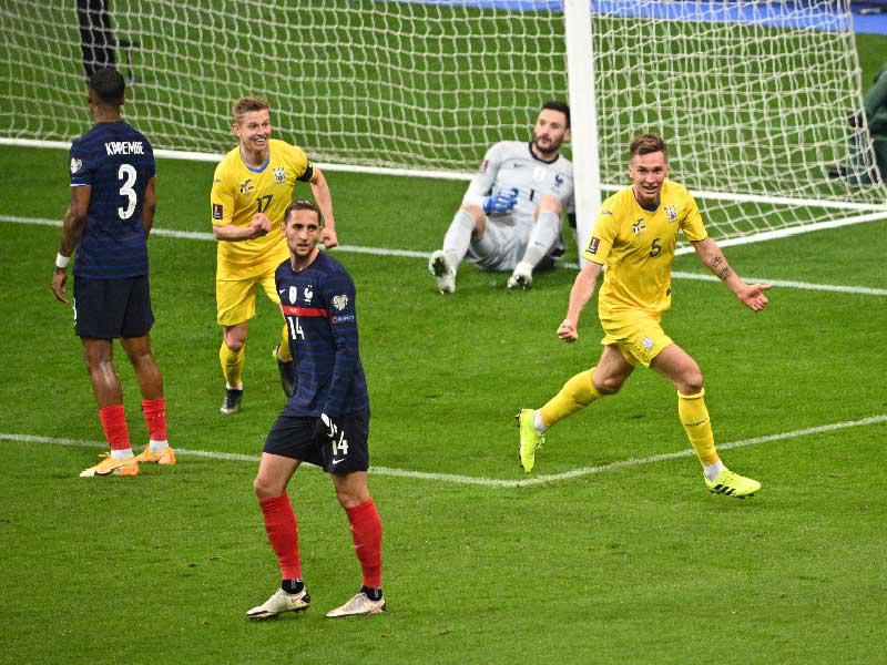 سيرجي نجم منتخب أوكرانيا يحتفل بهدفه في مرمى فرنسا