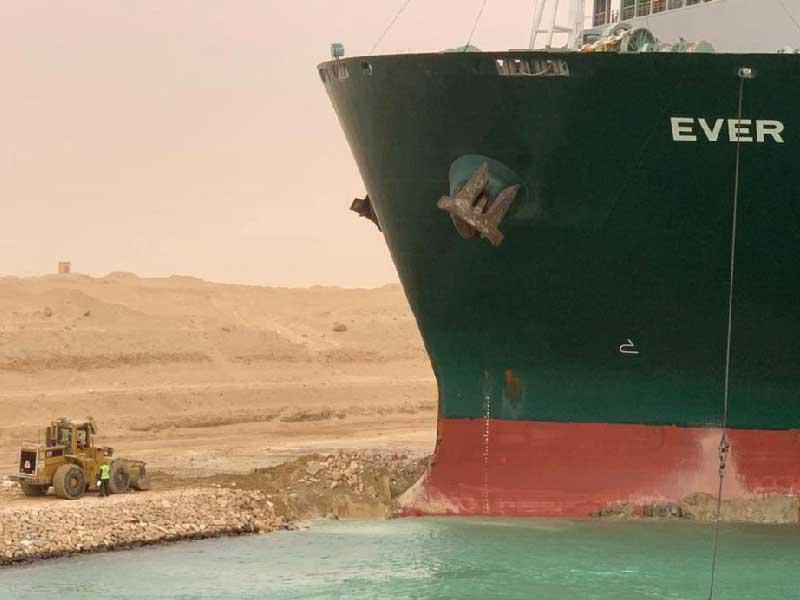 سفينة حاويات جانحة تسد مسار ناقلات النفط الخام في قناة السويس