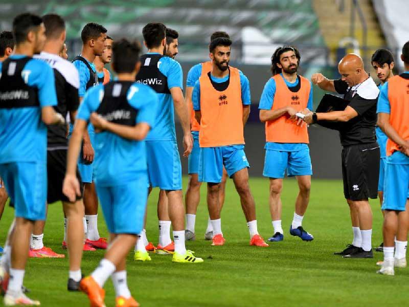 كاراسكو يوجه اللاعبين في التدريب الأخير بالرياض