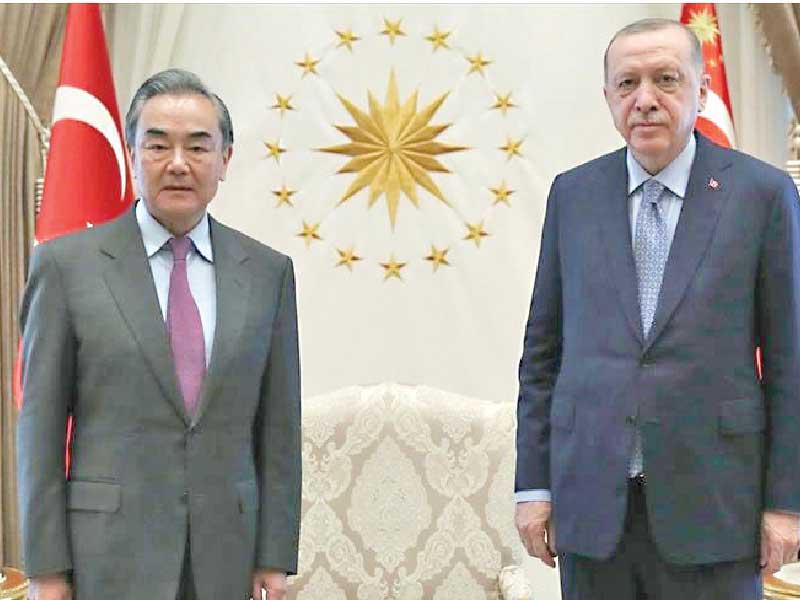 الرئيس رجب طيب إردوغان مستقبلا وزير الخارجية الصيني وانغ يي في إسطنبول 