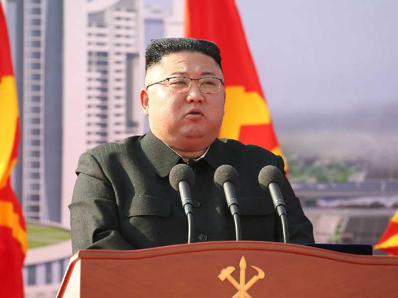 الزعيم الكوري الشمالي كيم جونغ 