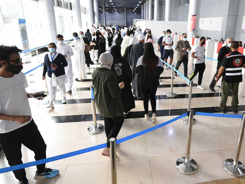 حشود متلقي التطعيم في أرض المعارض (تصوير نوفل إبراهيم).