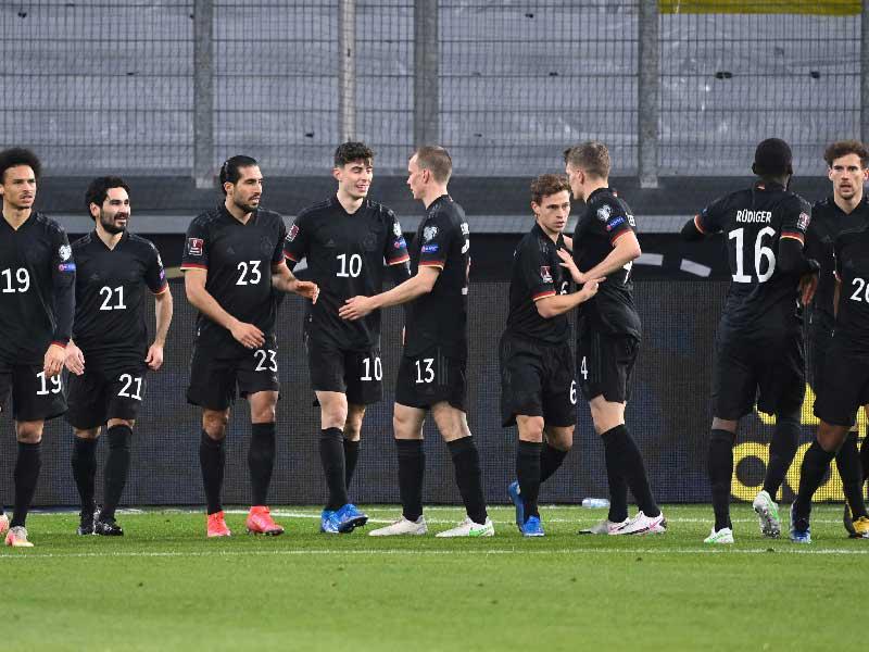 لاعبو المنتخب الألماني خلال المباراة السابقة