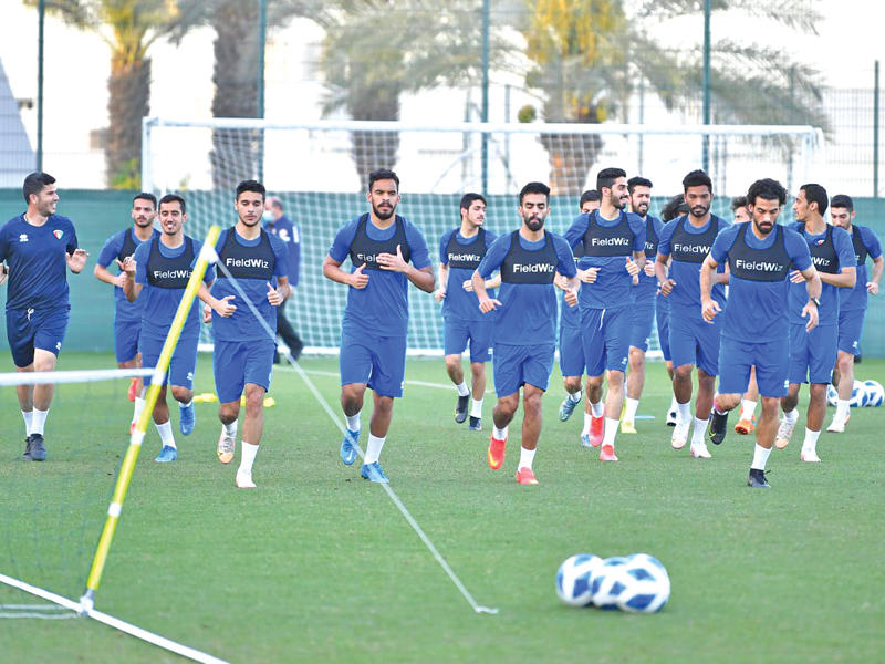 جانب من تدريب الأزرق أمس في دبي