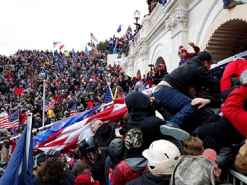 مؤيدي الرئيس الأميركي السابق ​دونالد ترامب​ الذين فرضوا حصارا على مبنى ​الكابيتول​ الأميركي في 6 يناير
