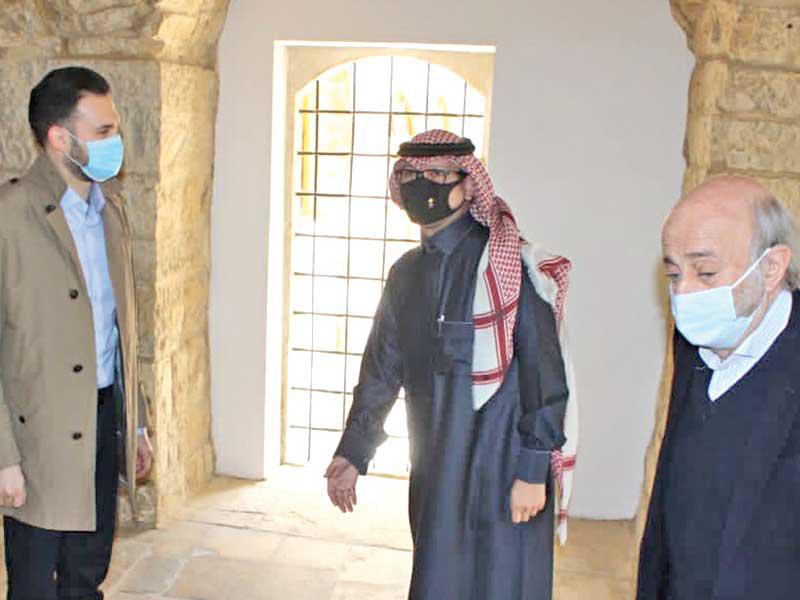 النائب السابق وليد جنبلاط ونجله تيمور يرافقان السفير السعودي وليد البخاري في المختارة أمس