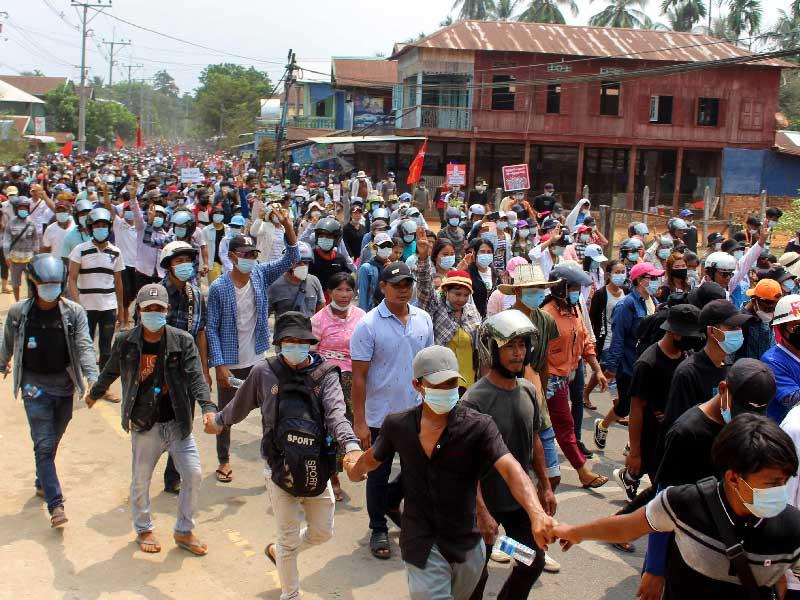 المحتجون ضد العسكر في ميانمار 